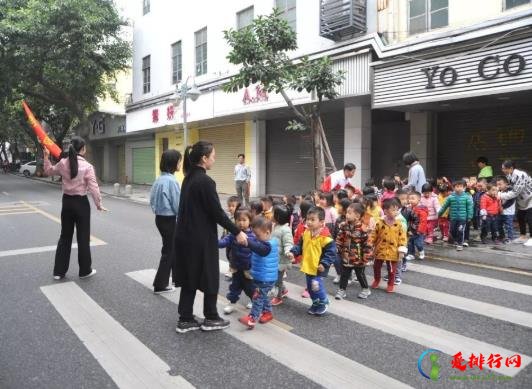 过斑马线被车撞了怎么赔偿？因为违章停车被刮