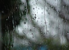 打雷下雨飞机在天上飞怎么办？下雨飞机一般会
