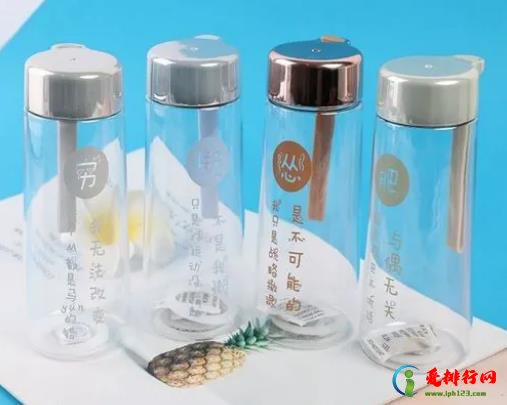 塑料水杯能放冰箱里冰冻吗？塑料杯泡茶黄了怎么办