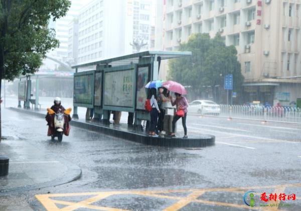 暴雨来临时哪里最危险？下暴雨汽车停地下车库