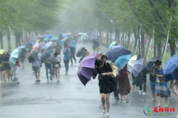 暴雨来临时哪里最危险？下暴雨汽车停地下车库